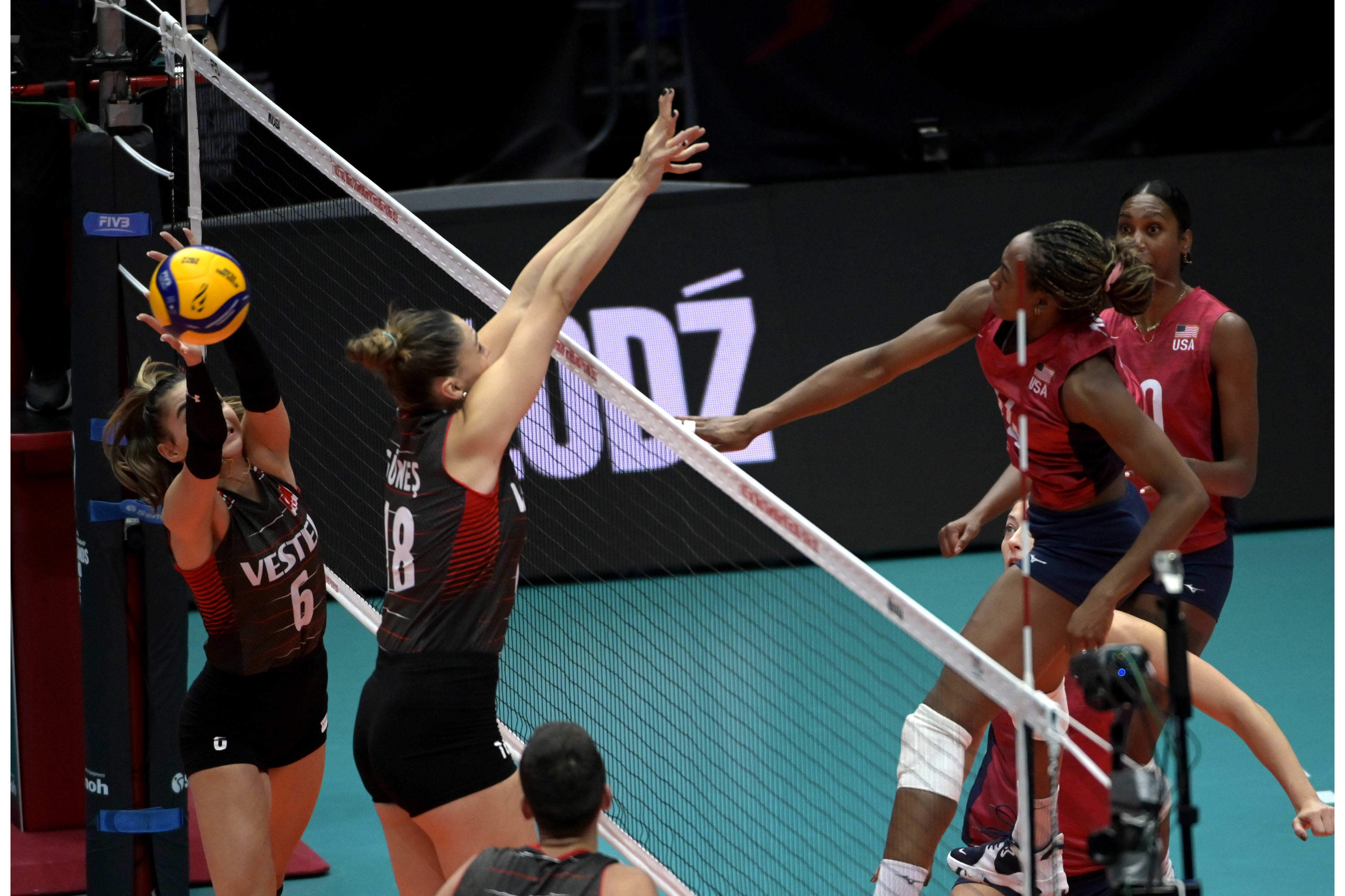 包含塞尔维亚意外输球创欧预赛糟糕开局的词条