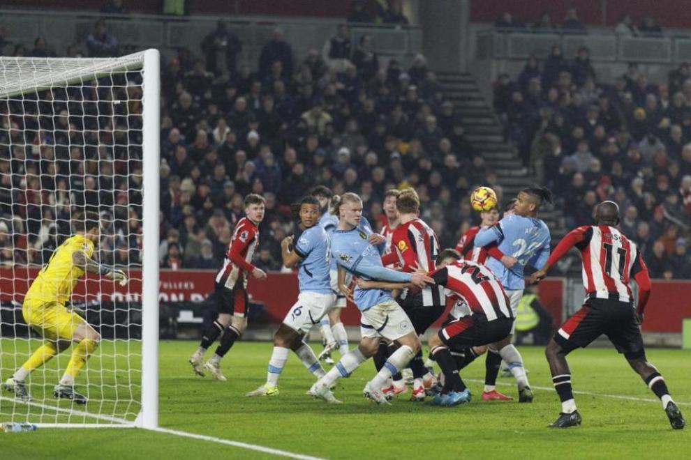 包含曼城胜利不力，卫冕冠军之路波折重重的词条