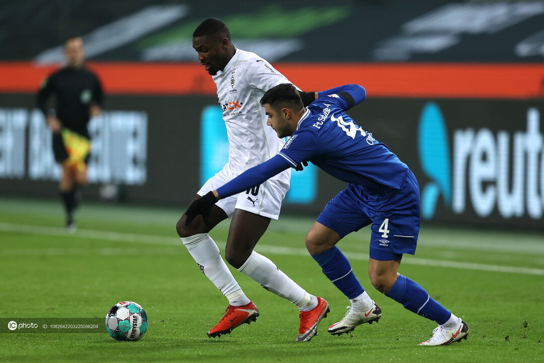 门兴格拉德巴赫队准备迎接沙尔克的挑战的简单介绍