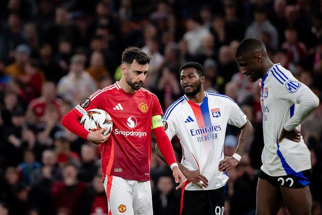 关于曼联轻松晋级淘汰赛，实现出线目标的信息