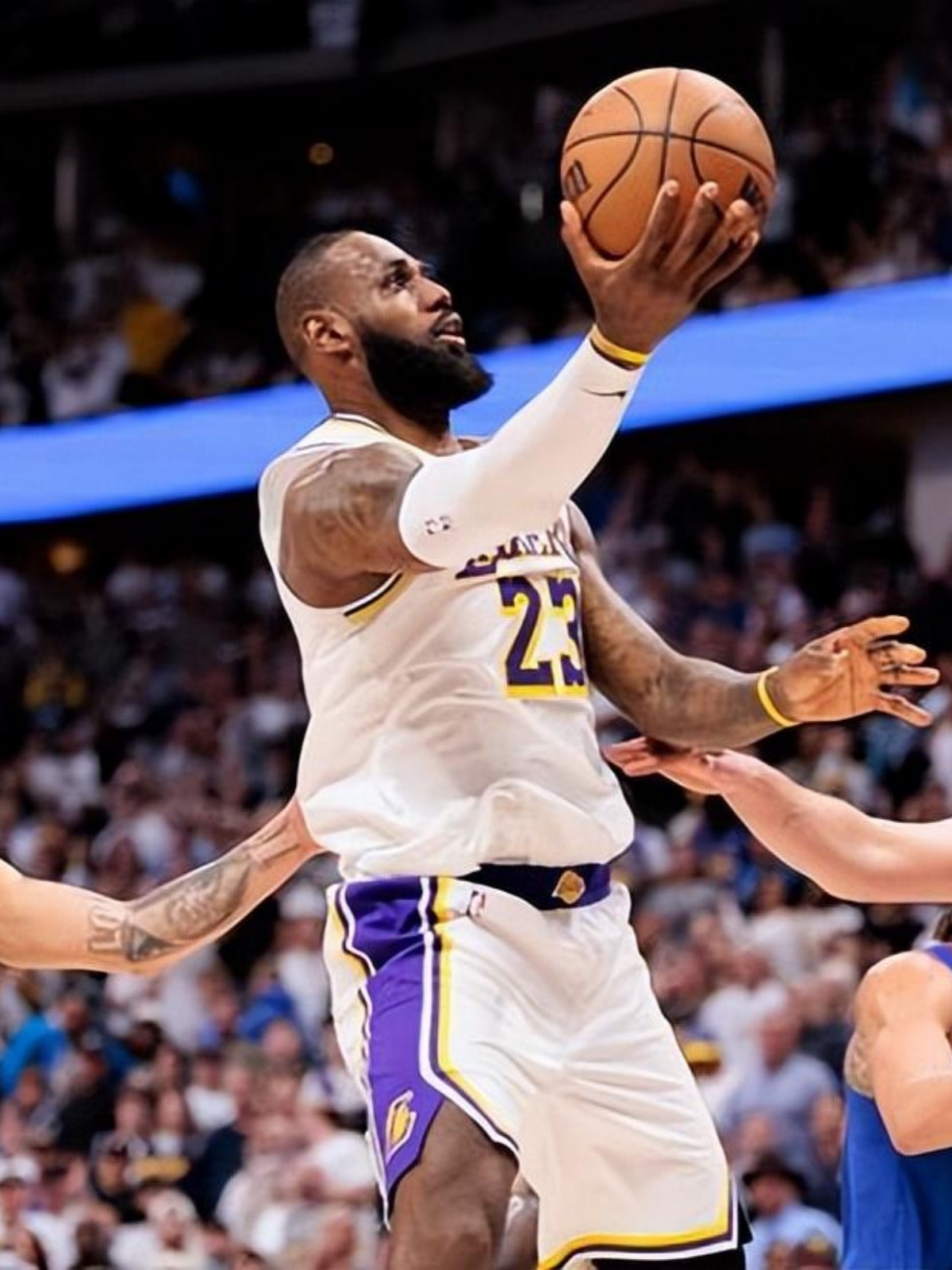 包含德布劳内关键时刻大比分领先，湖人助力球队获胜！的词条