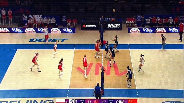 中国女排一次失误导致丢分，勇士主帅愤怒砸战术本！