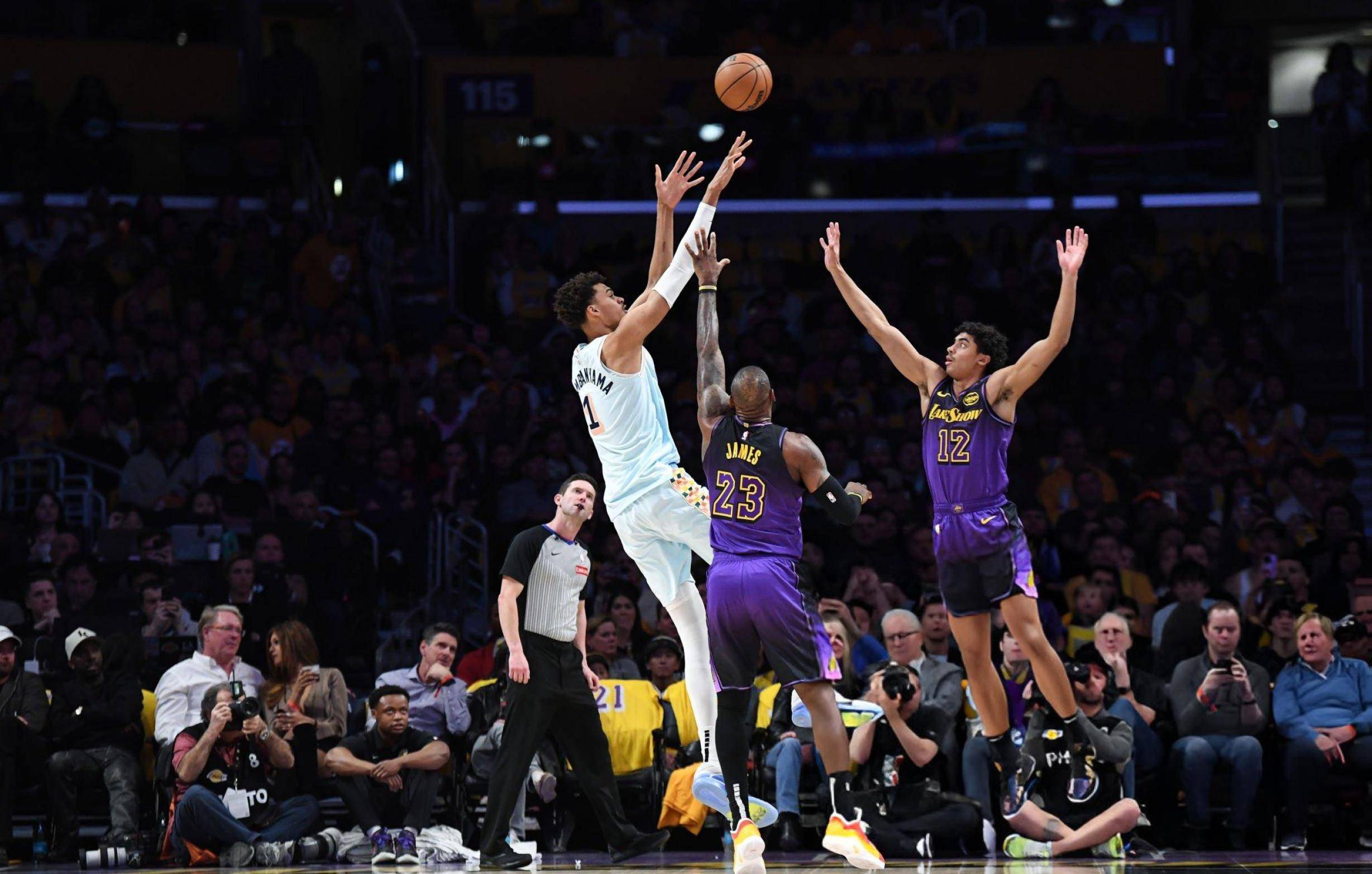 湖人队防守崩盘，惨遭对手狂轰猛炸，规定帮助.的简单介绍